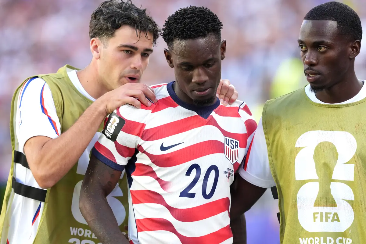 Folarin Balogun al momento de ser expulsado ante Bosnia y Herzegovina