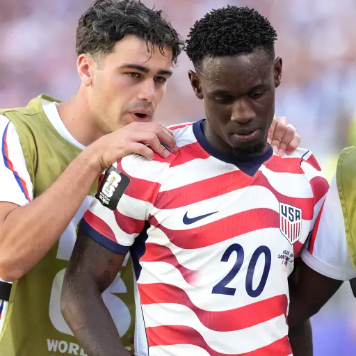  Folarin Balogun al momento de ser expulsado ante Bosnia y Herzegovina 
