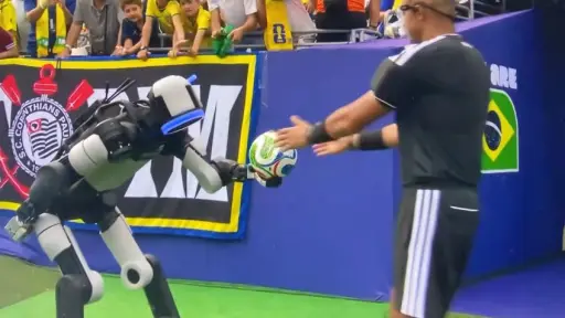 Atlas hace historia en el Mundial 2026: el robot que sorprendió al entregar la pelota al árbitro