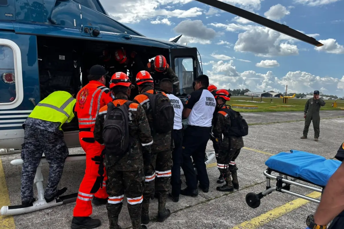 Dos de los tres cuerpos fueron trasladados a la capital por la vía aérea., Bomberos Voluntarios.