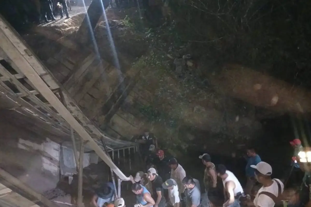 Área donde ocurrió el accidente en el que un camión con arena cayó sobre dos personas en Petén., Bomberos Municipales Departamentales