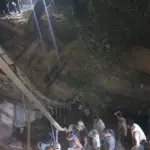 Área donde ocurrió el accidente en el que un camión con arena cayó sobre dos personas en Petén. ,Bomberos Municipales Departamentales