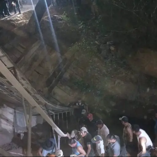Área donde ocurrió el accidente en el que un camión con arena cayó sobre dos personas en Petén. ,Bomberos Municipales Departamentales