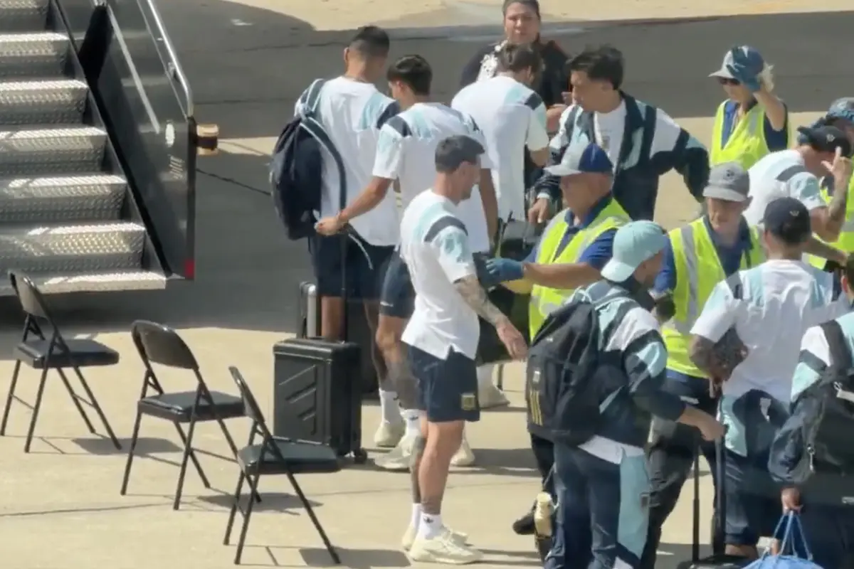 Messi pasa por el chequeo de seguridad antes de abordar a Miami, donde Argentina jugará contra Cabo Verde el viernes, 3 de julio de 2026, Redes