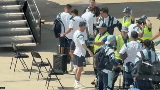 VIDEO. El objeto que llevaba Cuti Romero en su mochila y desató las carcajadas de Messi en el aeropuerto