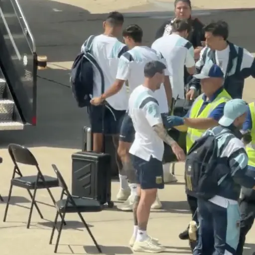 Messi pasa por el chequeo de seguridad antes de abordar a Miami, donde Argentina jugará contra Cabo Verde el viernes, 3 de julio de 2026 ,Redes