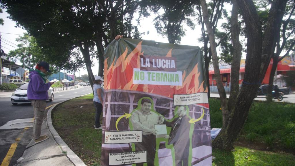 Manifestación en Usac por reelección de Walter Mazariegos como rector | Omar Solís/EU