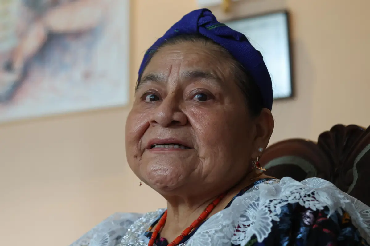 Fotografía del 24 de junio de 2026 que muestra a la Premio Nobel de la Paz 1992, la guatemalteca Rigoberta Menchú Tum, hablando durante una entrevista con EFE, en Ciudad de Guatemala (Guatemala),  EFE/ Mariano Macz
