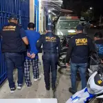 Detienen a presuntos extorsionistas cuando recibían Q20 mil exigido a víctimat