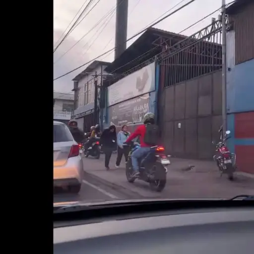 Motoristas usando banqueta ,Captura de video