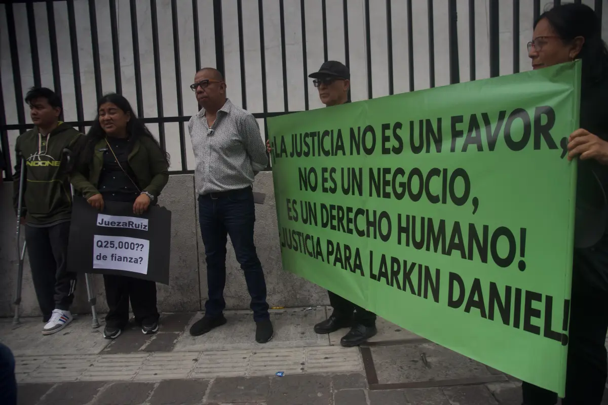 Larkin Morales, motorista atropellado en la zona 9, y familiares acuden a Torre de Tribunales para pronunciarse por libertad otorgada al acusado de agredirlo., Omar Solís/Emisoras Unidas