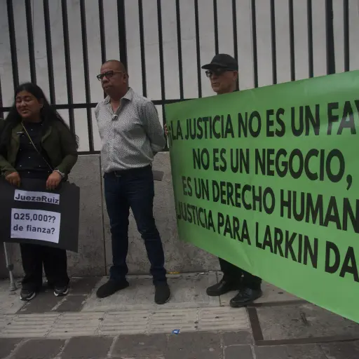 Larkin Morales, motorista atropellado en la zona 9, y familiares acuden a Torre de Tribunales para pronunciarse por libertad otorgada al acusado de agredirlo. ,Omar Solís/Emisoras Unidas