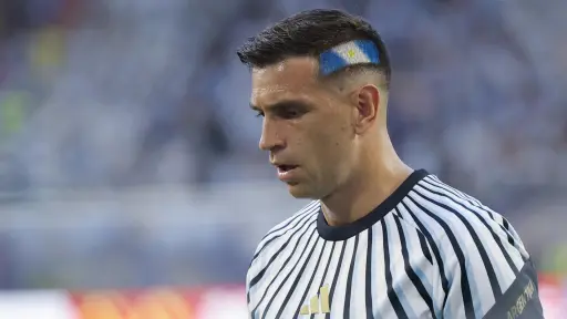Dibu Martínez repite su peinado de la suerte y un emotivo amuleto familiar en el Mundial 2026