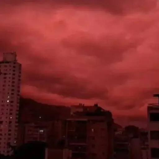 Cielo rojo en Venezuela ,X de @RobertLobo_