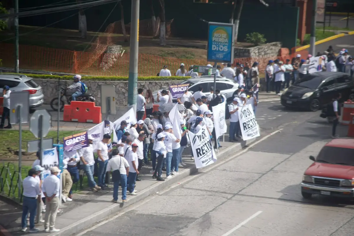 Manifestación a favor de la reelección de Walter Mazariegos como rector, el 1 de julio de 2026 en el perímetro de la Usac., Omar Solís/Emisoras Unidas