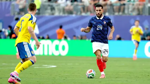 El gesto de Rayan Cherki hacia Didier Deschamps que desata rumores en Francia