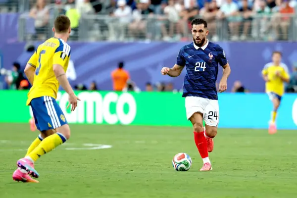 El gesto de Rayan Cherki hacia Didier Deschamps que desata rumores en Francia