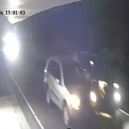 Motorista embestido por vehículo rebasando ,Captura de video