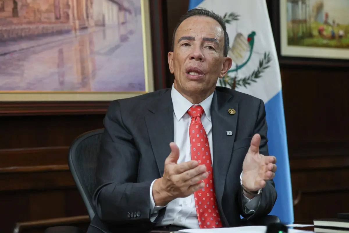 Fotografía del 23 de junio de 2026 del presidente del Banco de Guatemala, Álvaro González Ricci, hablando durante una entrevista con EFE en Ciudad de Guatemala (Guatemala),  EFE