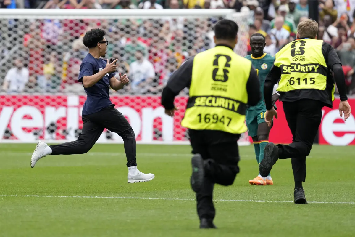 Inesperada invasión de cancha marca el Bélgica vs. Senegal en el Mundial., EFE.
