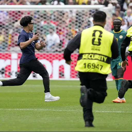 Inesperada invasión de cancha marca el Bélgica vs. Senegal en el Mundial. ,EFE.