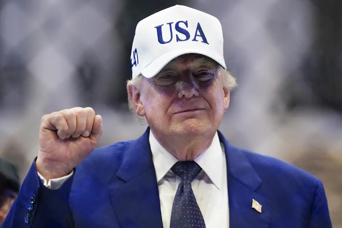 Donald Trump haciendo un gesto con el puño, EFE