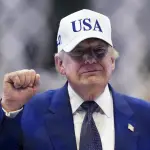 Donald Trump haciendo un gesto con el puño ,EFE