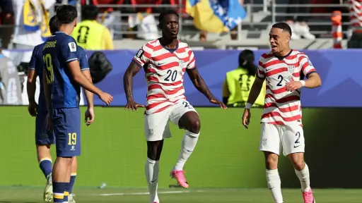 Gol, expulsión y lágrimas: la noche que cambió para Balogun
