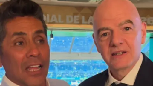 Las lujosas sandalias que Infantino regaló a Jorge Campos