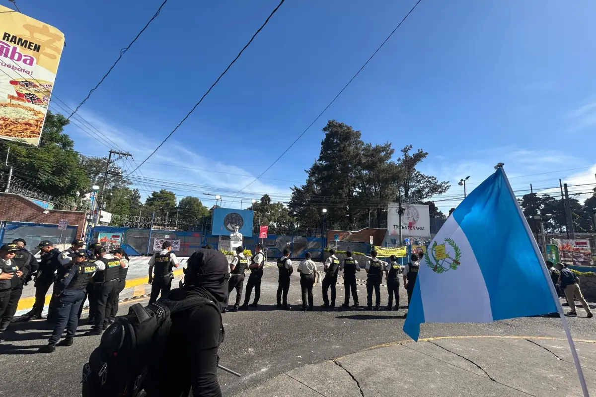 Estudiantes continuaron con las protestas frente la USAC., Foto Omar Solís