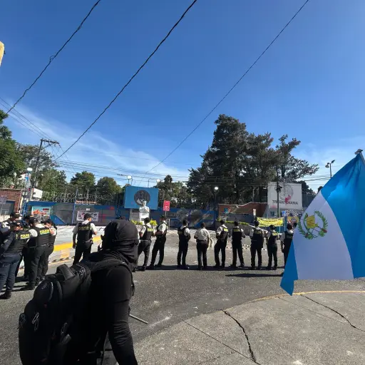 Estudiantes continuaron con las protestas frente la USAC. ,Foto Omar Solís