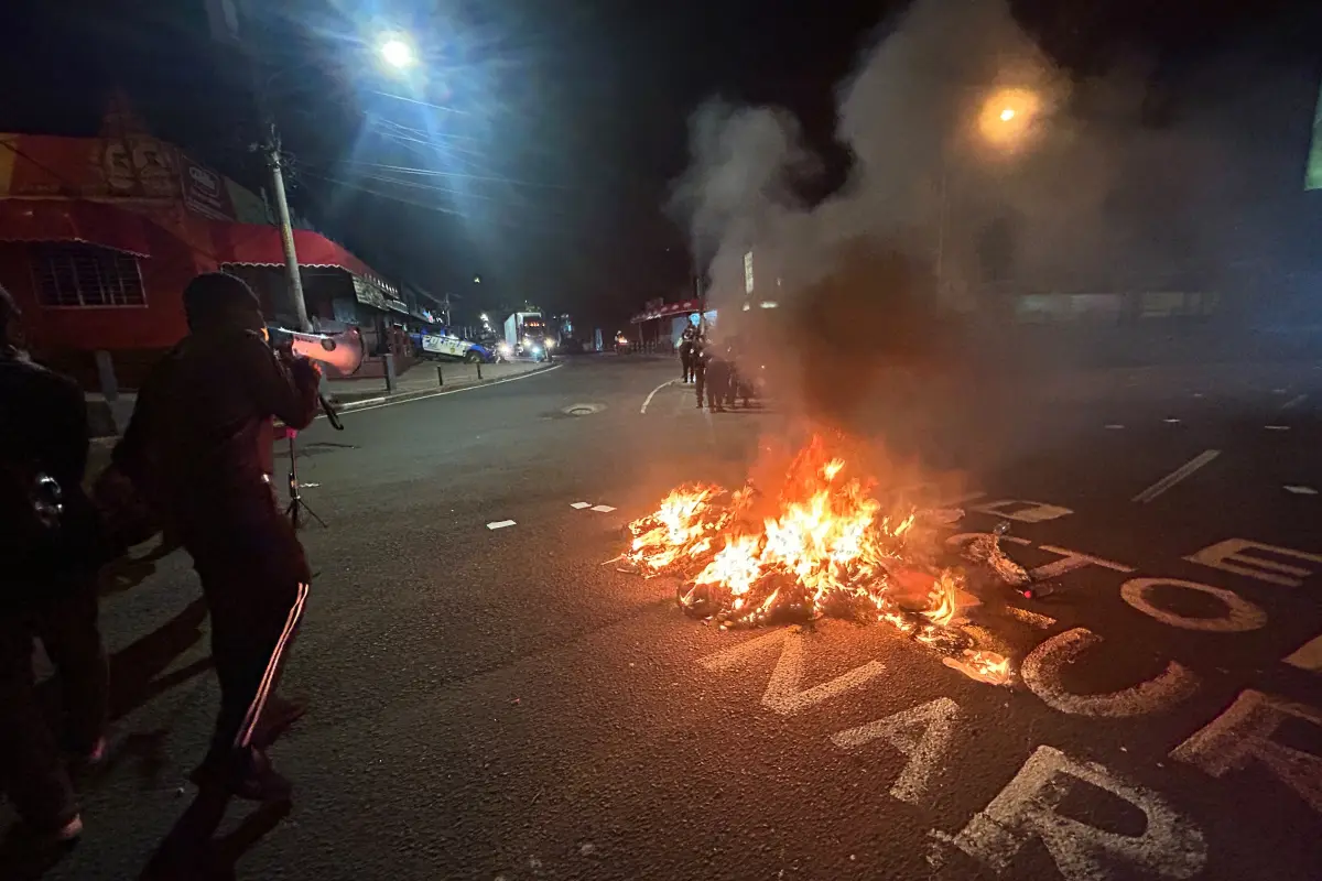 Etudiantes continúan manifestando su oposición a la continuidad de Walter Mazariegos., Foto Omar Solís