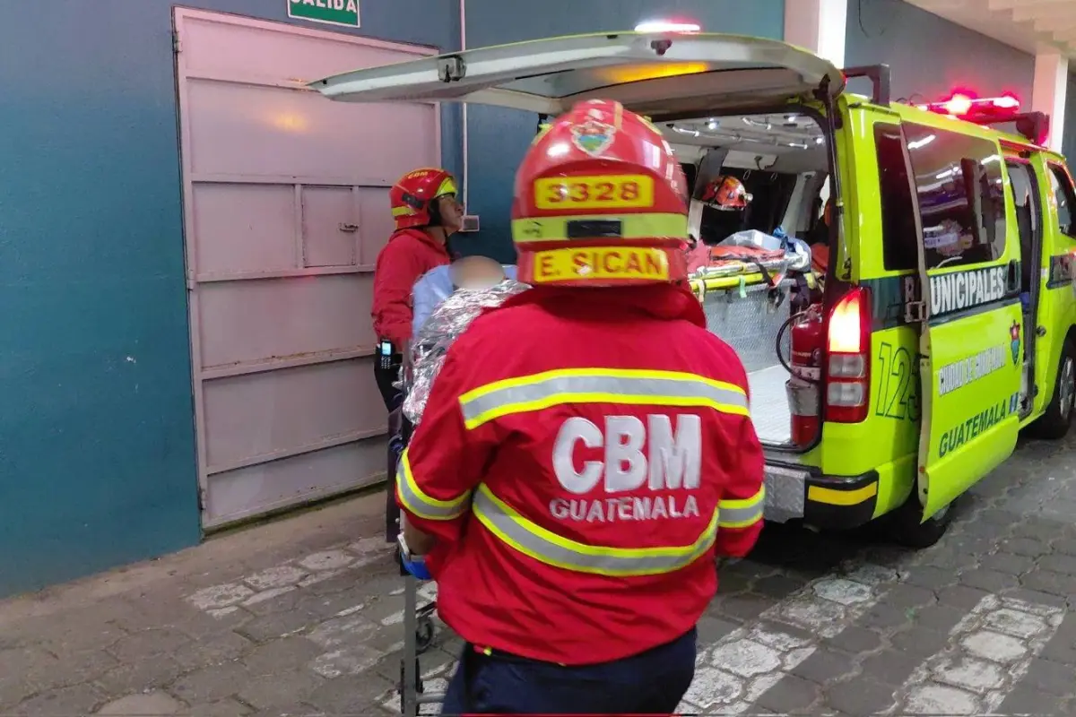El hombre herido en el asalto en zona 11 de Mixco fue ingresado a un hospital., Bomberos Municipales