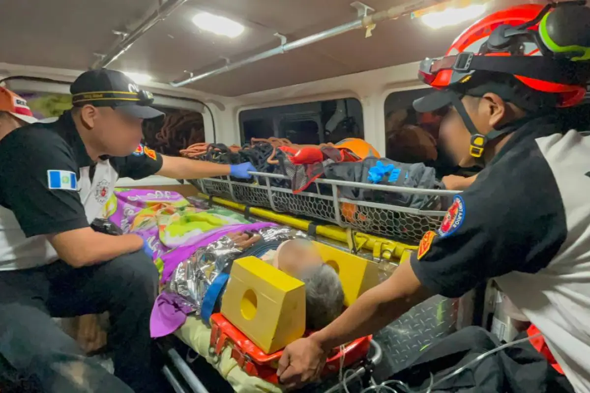 La persona rescatada tras permanecer desaparecida en Escuintla fue trasladada a un hospital., Bomberos Voluntarios