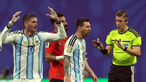 Se hace viral video del asistente de Egipto queriendo pegarle a Messi
