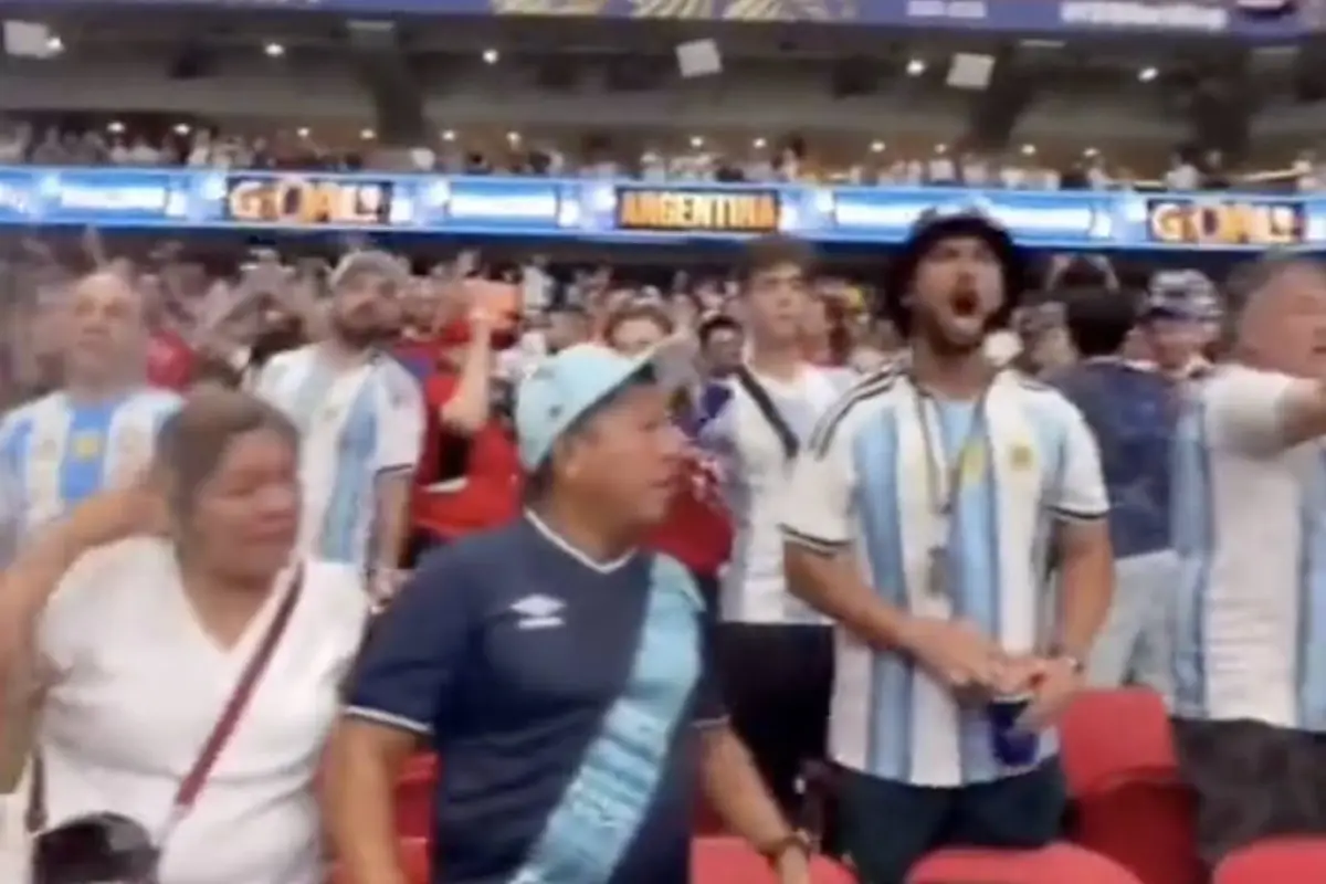 Un guatemalteco se roba las miradas en pleno Argentina vs. Egipto por inesperada intervención., Captura de pantalla video de TikTok..