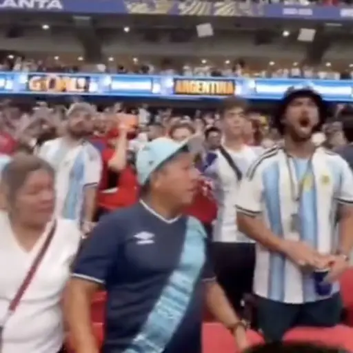 Un guatemalteco se roba las miradas en pleno Argentina vs. Egipto por inesperada intervención. ,Captura de pantalla video de TikTok..