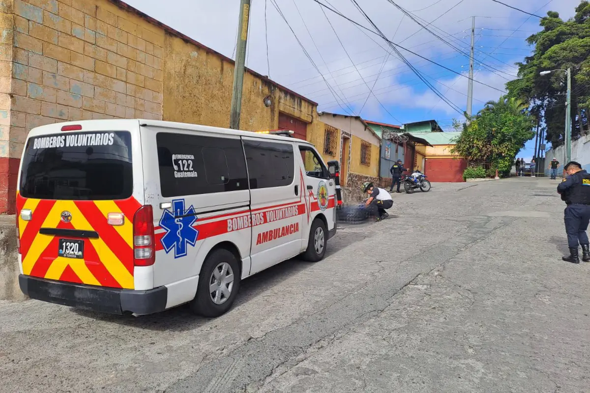 Área donde fueron localizados los dos cuerpos abandonados en la vía pública en zona 18., Bomberos Voluntarios