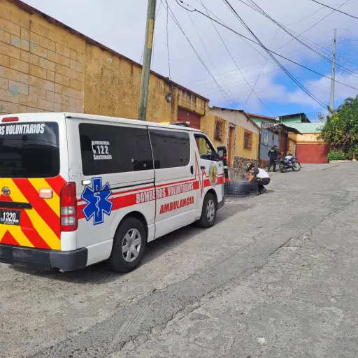 Área donde fueron localizados los dos cuerpos abandonados en la vía pública en zona 18. ,Bomberos Voluntarios