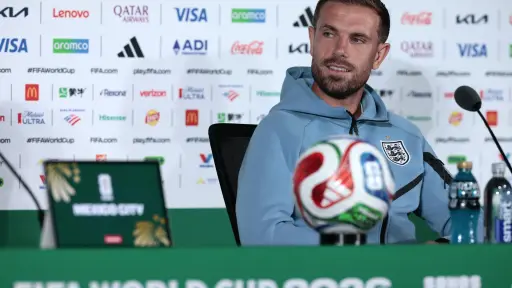 Jordan Henderson fue operado tras fracturarse el brazo en la celebración ante México
