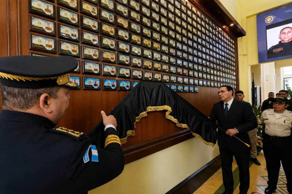 Develación de placas de personal de la PNC caído en cumplimiento del deber., Ministerio de Gobernación