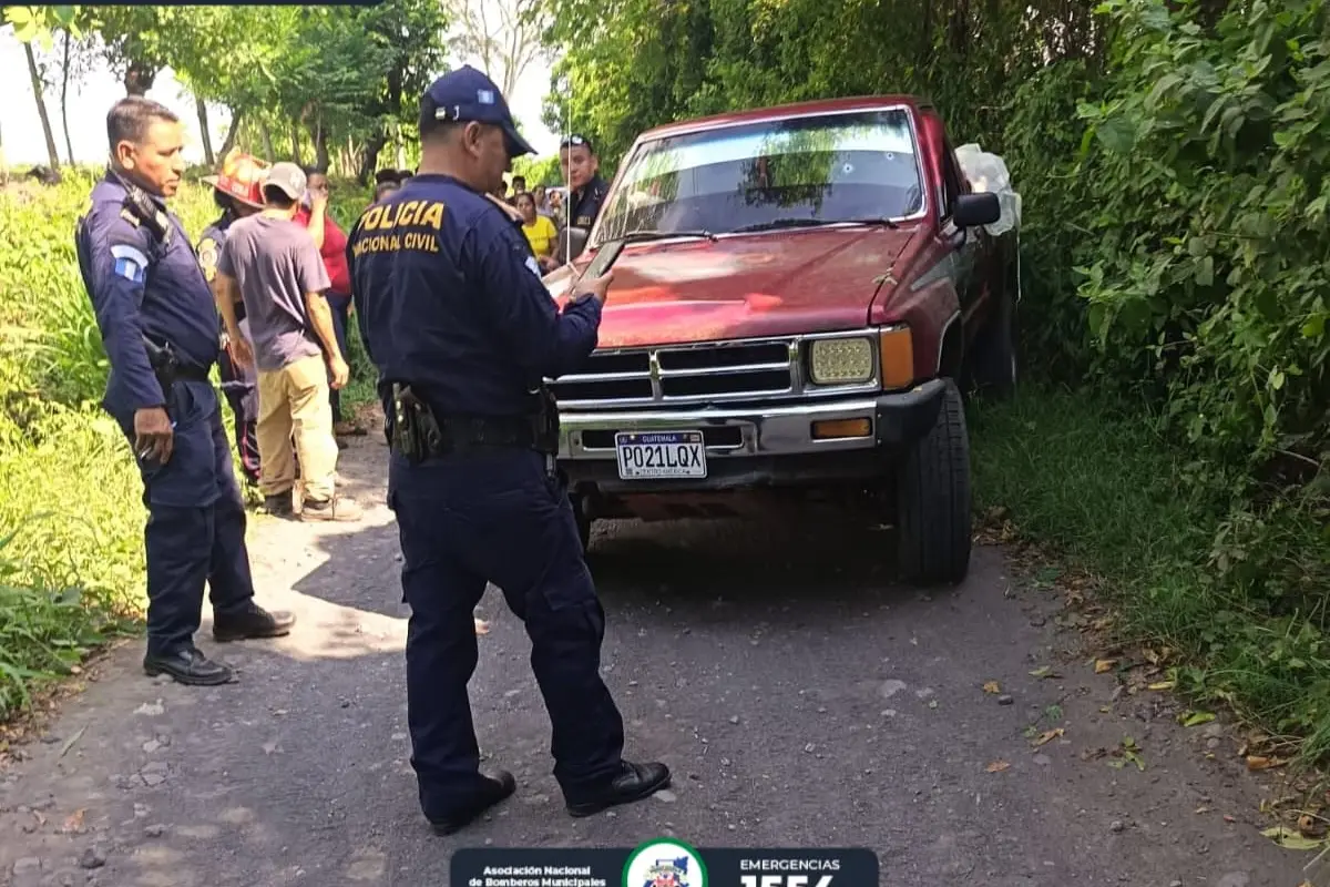 Tres cuerpos fueron hallados en el vehículo. , Foto Bomberos Municipales Departamentales