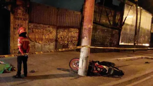 Motorista fallece tras colisionar contra un poste en la calzada San Juan
