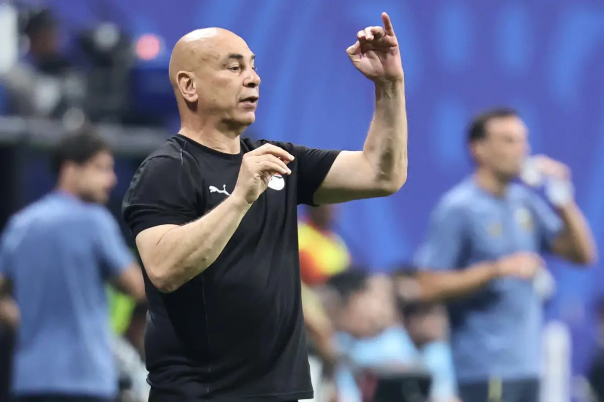 El seleccionador de Egipto, Hossam Hassan, durante el partido disputado contra Argentina en el Mundial 2026, EFE