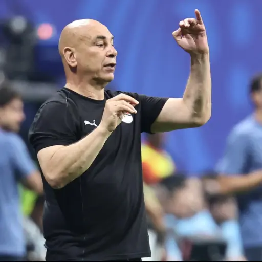 El seleccionador de Egipto, Hossam Hassan, durante el partido disputado contra Argentina en el Mundial 2026 ,EFE