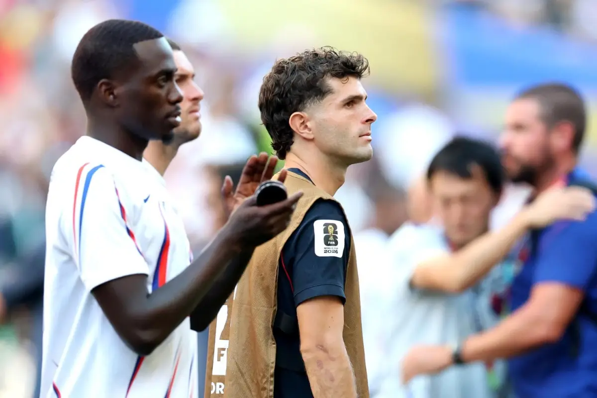 Christian Pulisic sufrió una microfisura y un hematoma óseo en la tibia y el peroné de su pierna derecha durante el partido de octavos de final ante Bélgica., EFE