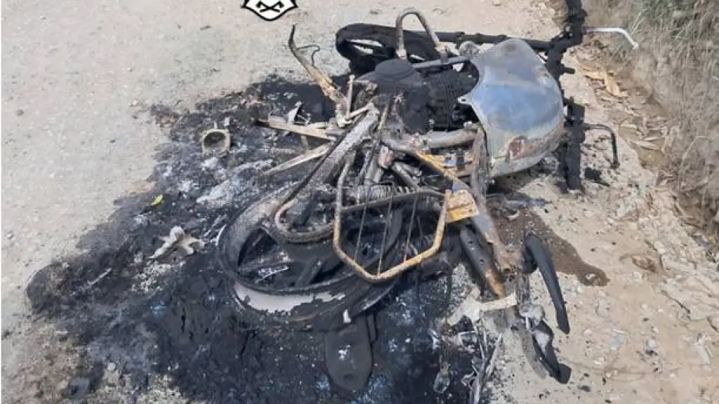 La motocicleta fue localizada completamente calcinada en San Juan Sacatepéquez. ,Bomberos Voluntarios