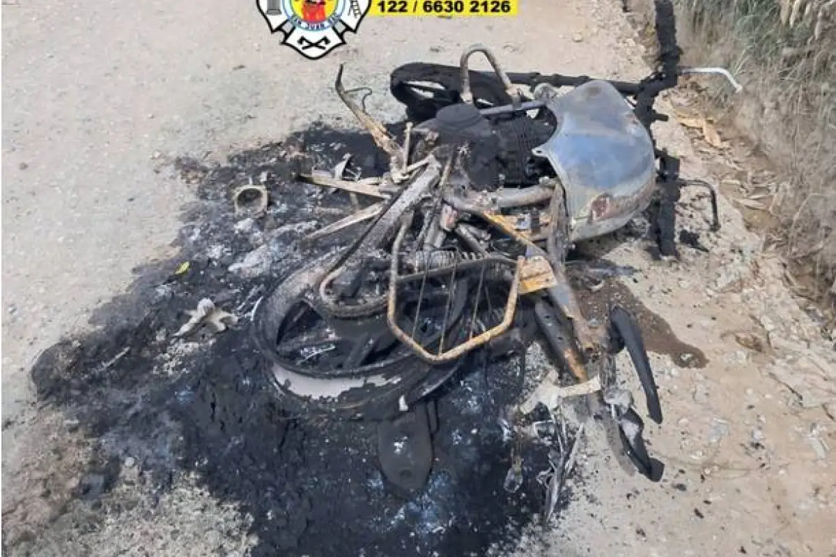 La motocicleta fue localizada completamente calcinada en San Juan Sacatepéquez., Bomberos Voluntarios