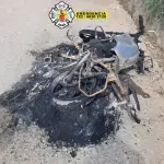 La motocicleta fue localizada completamente calcinada en San Juan Sacatepéquez. ,Bomberos Voluntarios