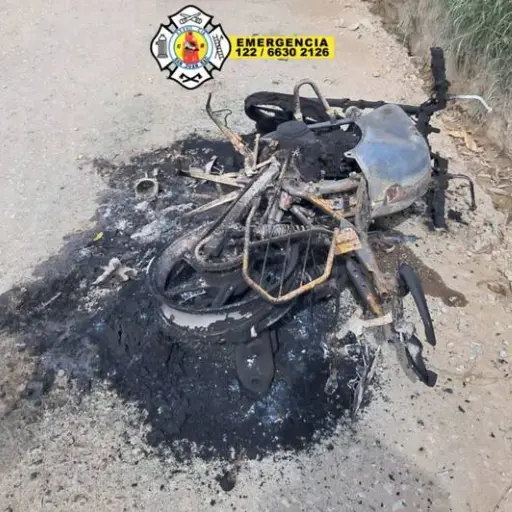 La motocicleta fue localizada completamente calcinada en San Juan Sacatepéquez. ,Bomberos Voluntarios